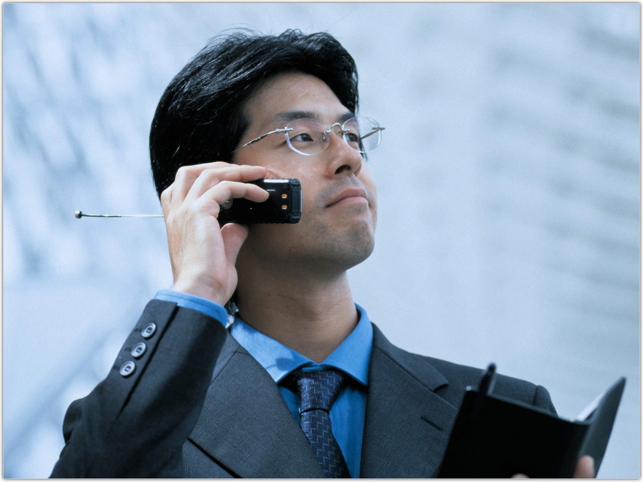 男性が東京は渋谷区の税理士事務所の採用情報を問い合わせているイメージ。