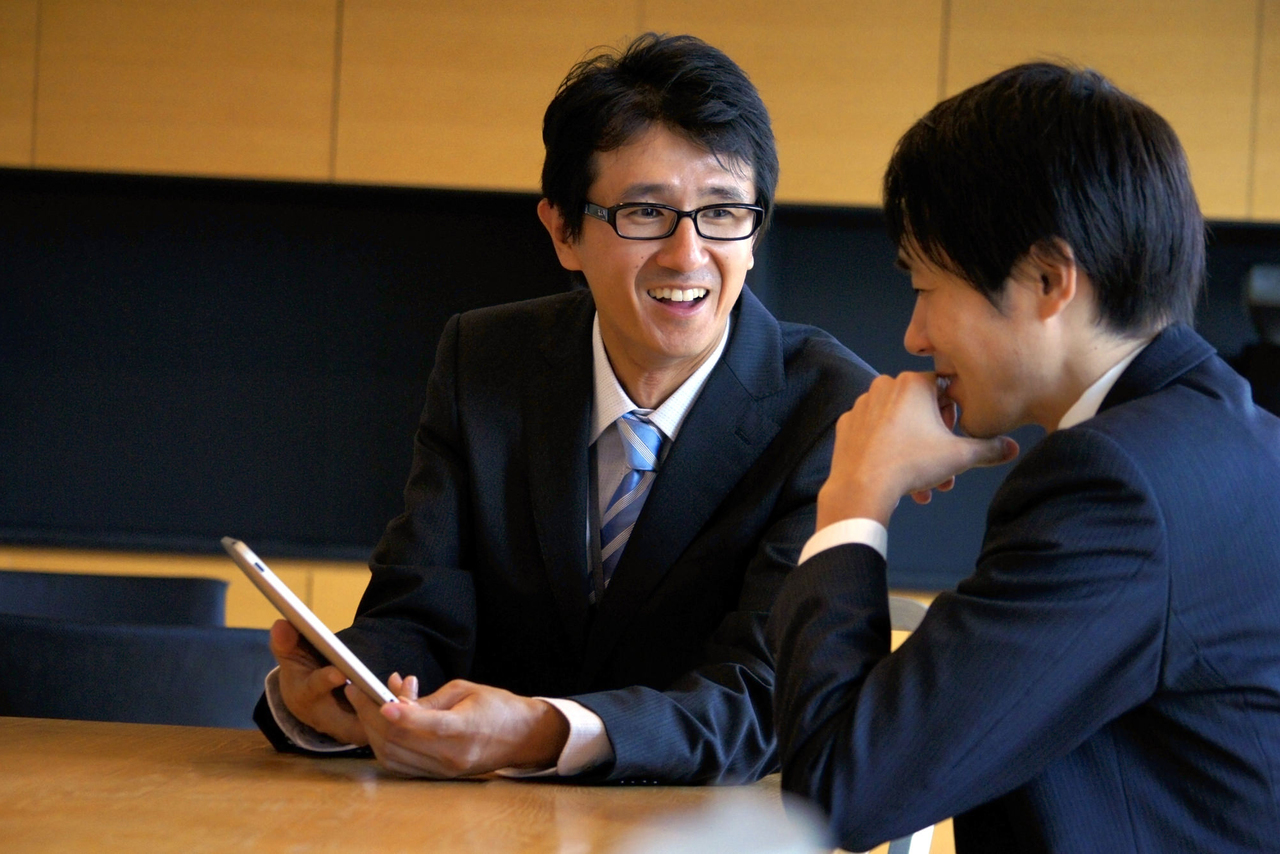 副業の確定申告及び税理士費用について相談に乗る税理士のイメージ