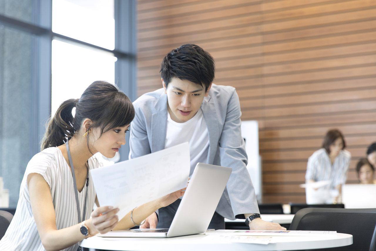 株式会社と合同会社の事業年度変更案を検討する人達