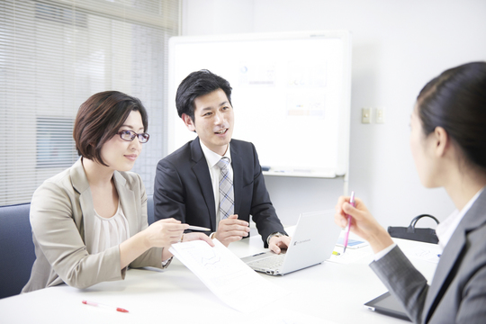 キャバ嬢と確定申告の相談をする税理士達のイメージ