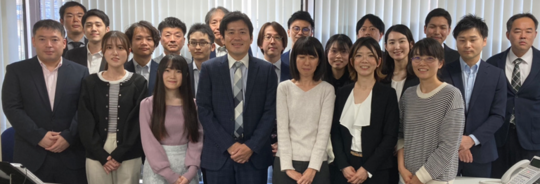 無申告法人に対応する当税理士事務所のアドバイザーたちの写真